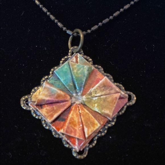 Elegant Lightweight Multicolor Pendant Necklace made out of paper - Picture 2 of 6